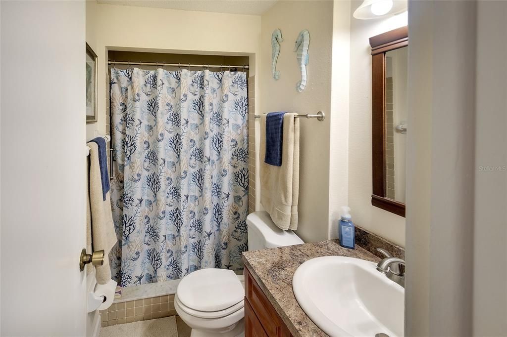 For Sale: $235,000 (2 beds, 2 baths, 937 Square Feet)