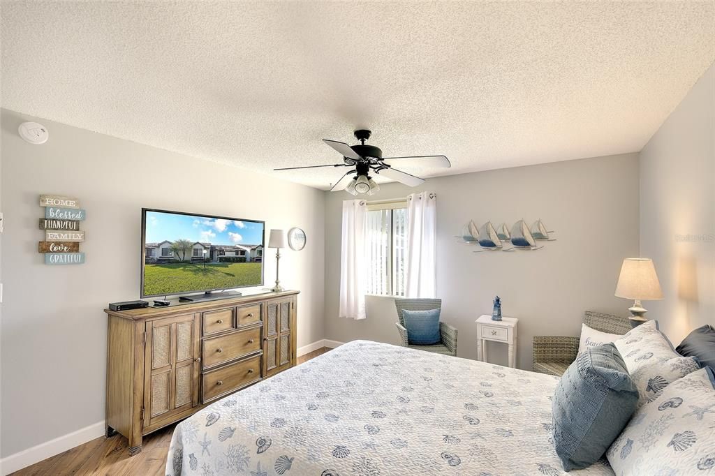 For Sale: $235,000 (2 beds, 2 baths, 937 Square Feet)