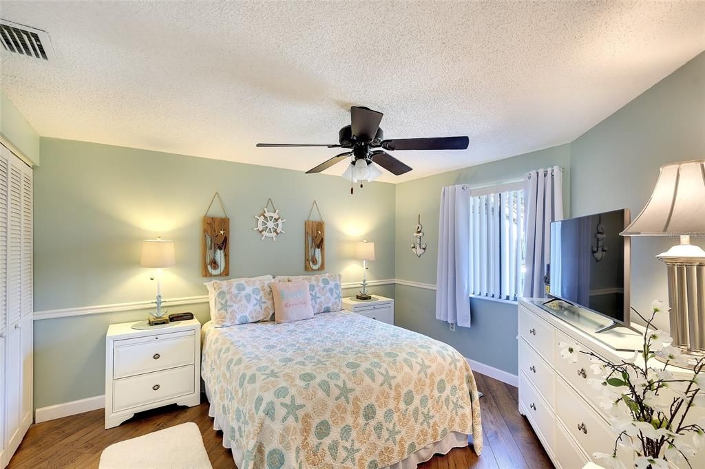 For Sale: $235,000 (2 beds, 2 baths, 937 Square Feet)