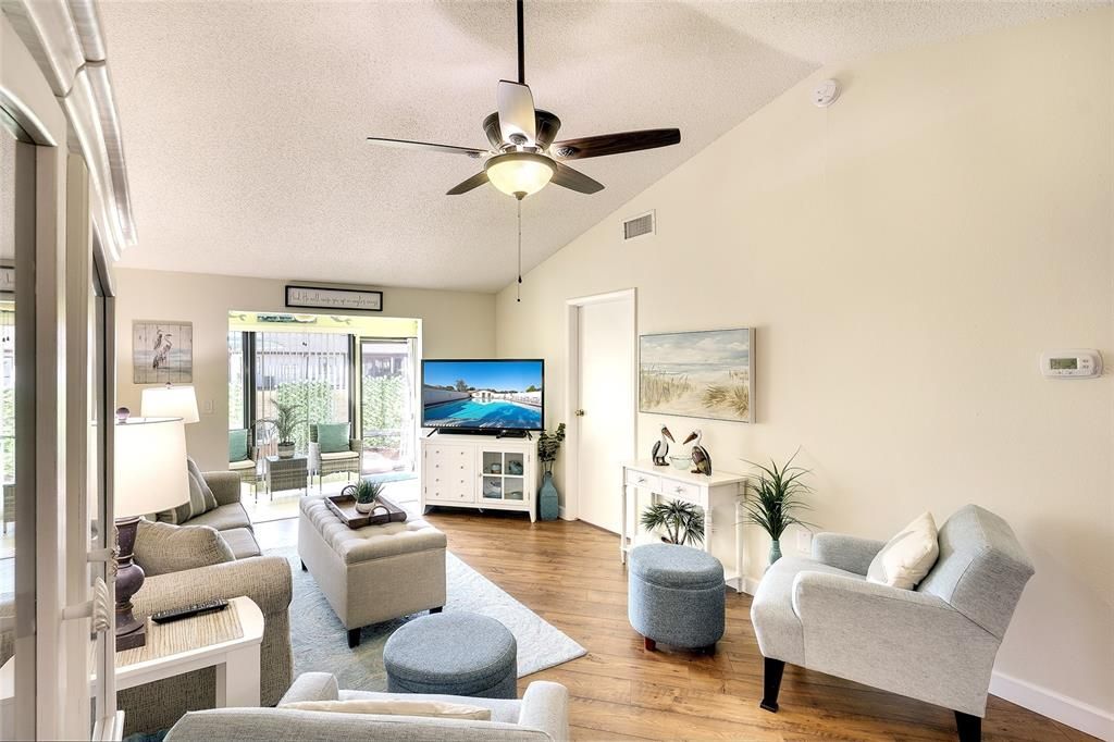 For Sale: $235,000 (2 beds, 2 baths, 937 Square Feet)