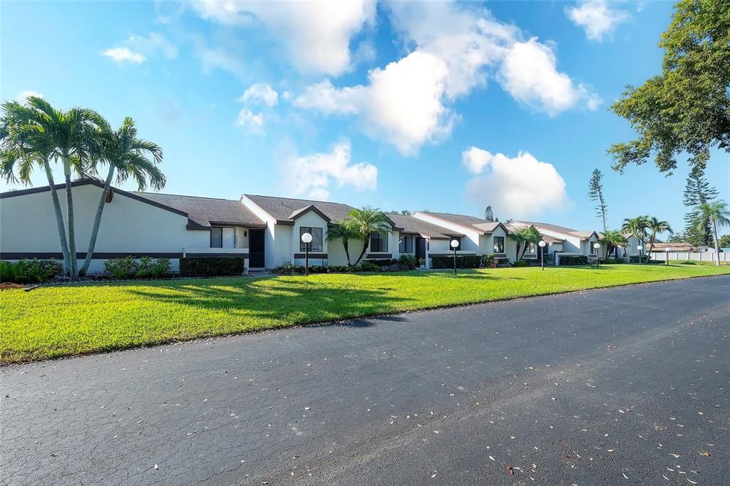 For Sale: $235,000 (2 beds, 2 baths, 937 Square Feet)