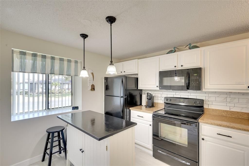 For Sale: $235,000 (2 beds, 2 baths, 937 Square Feet)