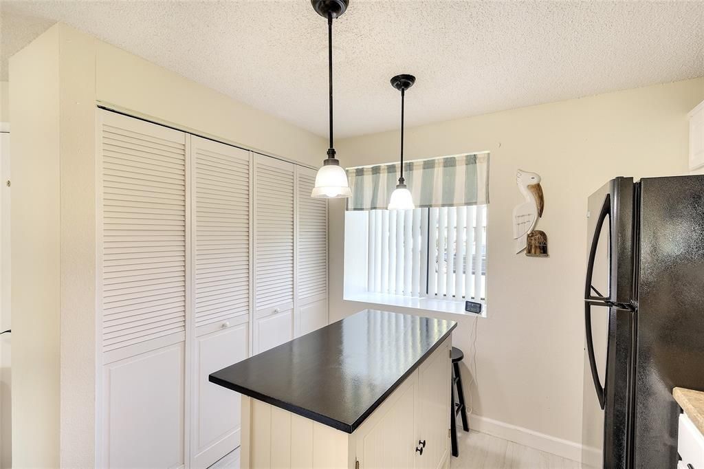 For Sale: $235,000 (2 beds, 2 baths, 937 Square Feet)