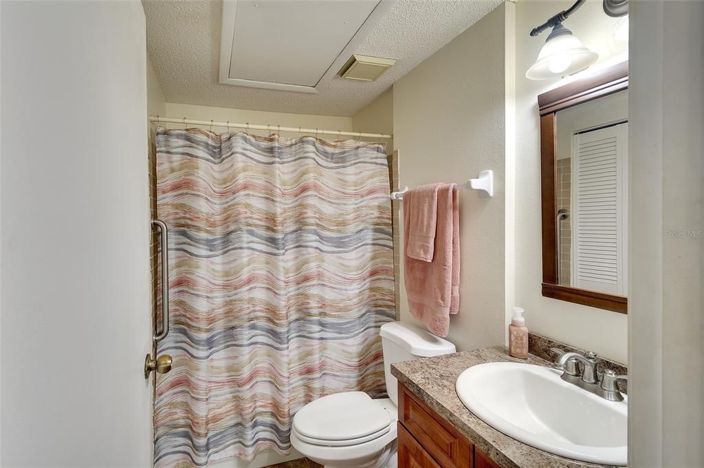 For Sale: $235,000 (2 beds, 2 baths, 937 Square Feet)