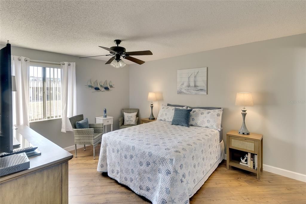 For Sale: $235,000 (2 beds, 2 baths, 937 Square Feet)