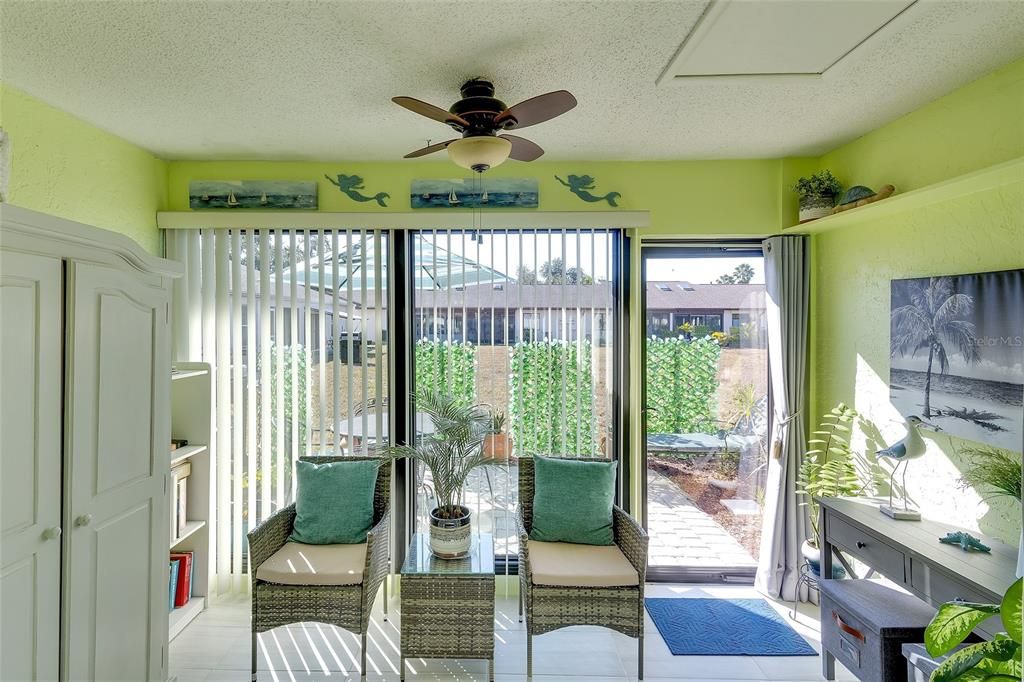 For Sale: $235,000 (2 beds, 2 baths, 937 Square Feet)