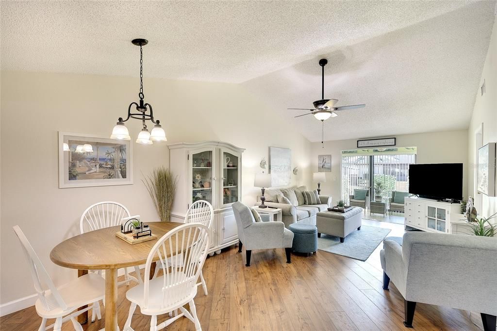 For Sale: $235,000 (2 beds, 2 baths, 937 Square Feet)