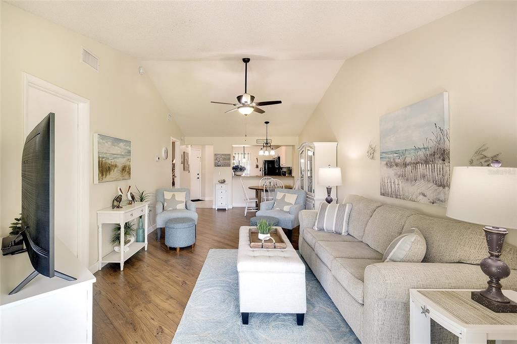 For Sale: $235,000 (2 beds, 2 baths, 937 Square Feet)