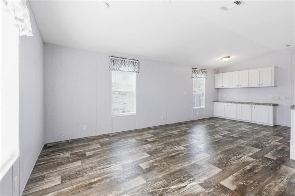 For Sale: $130,000 (1 beds, 1 baths, 660 Square Feet)