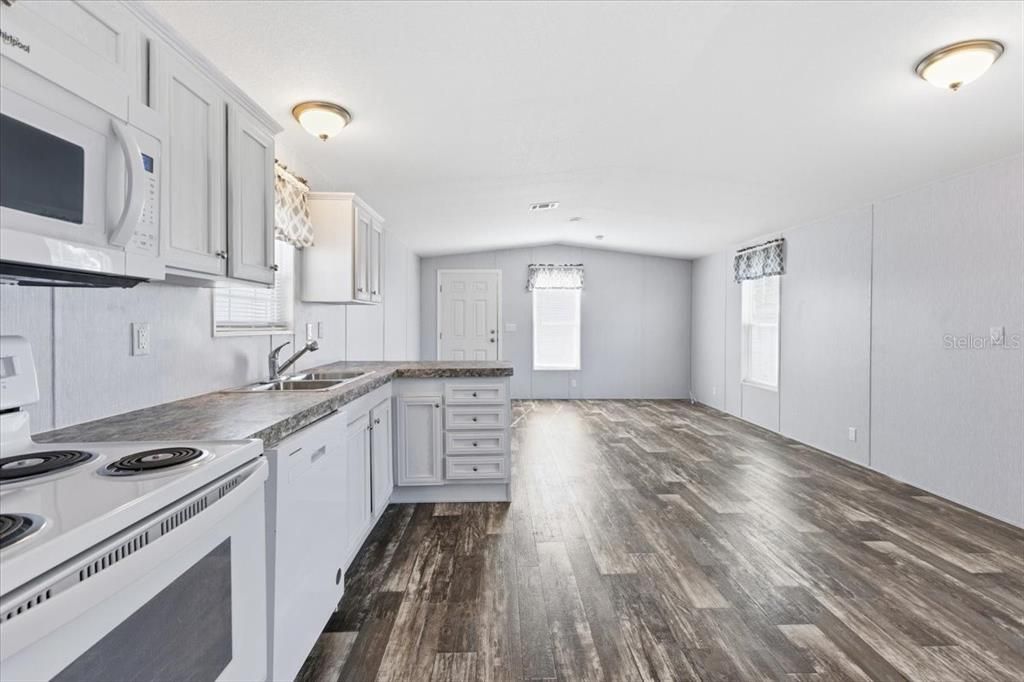 For Sale: $130,000 (1 beds, 1 baths, 660 Square Feet)