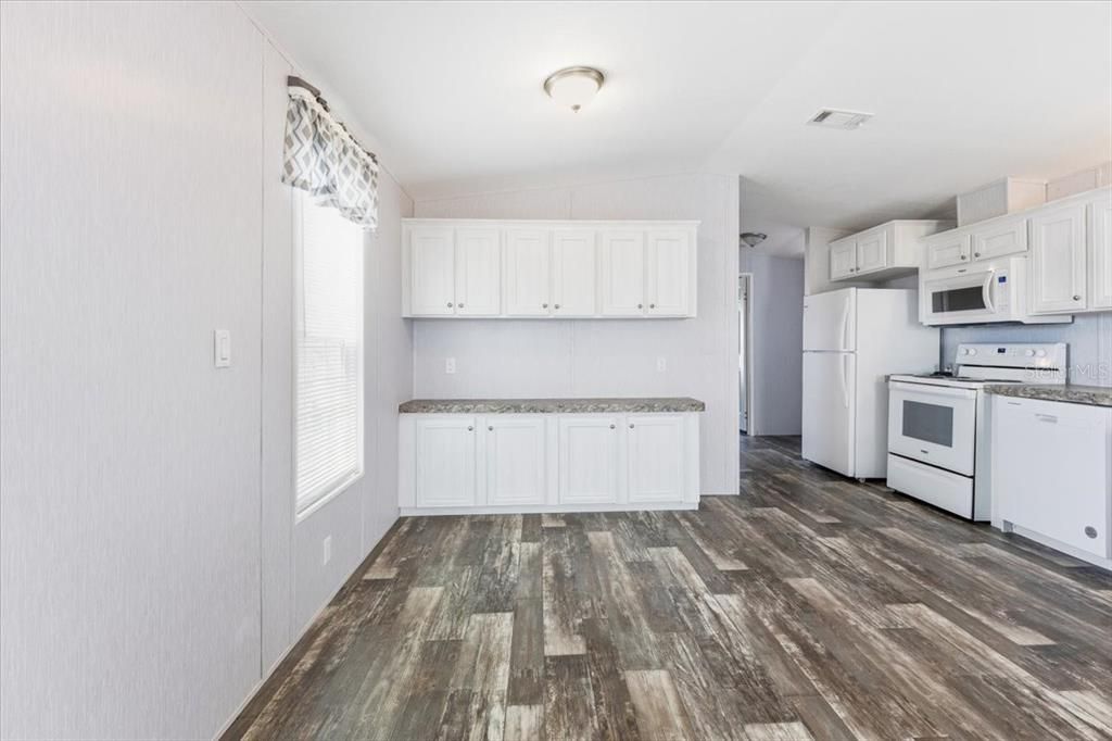 For Sale: $130,000 (1 beds, 1 baths, 660 Square Feet)