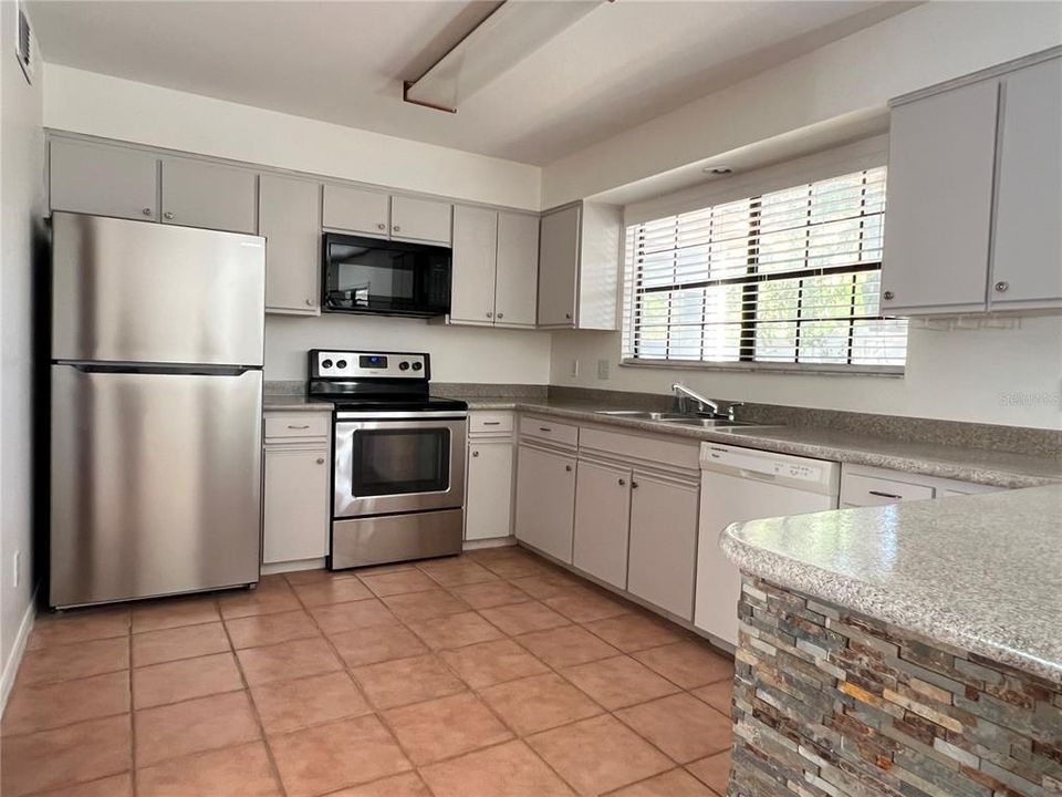 For Sale: $297,000 (2 beds, 2 baths, 1418 Square Feet)