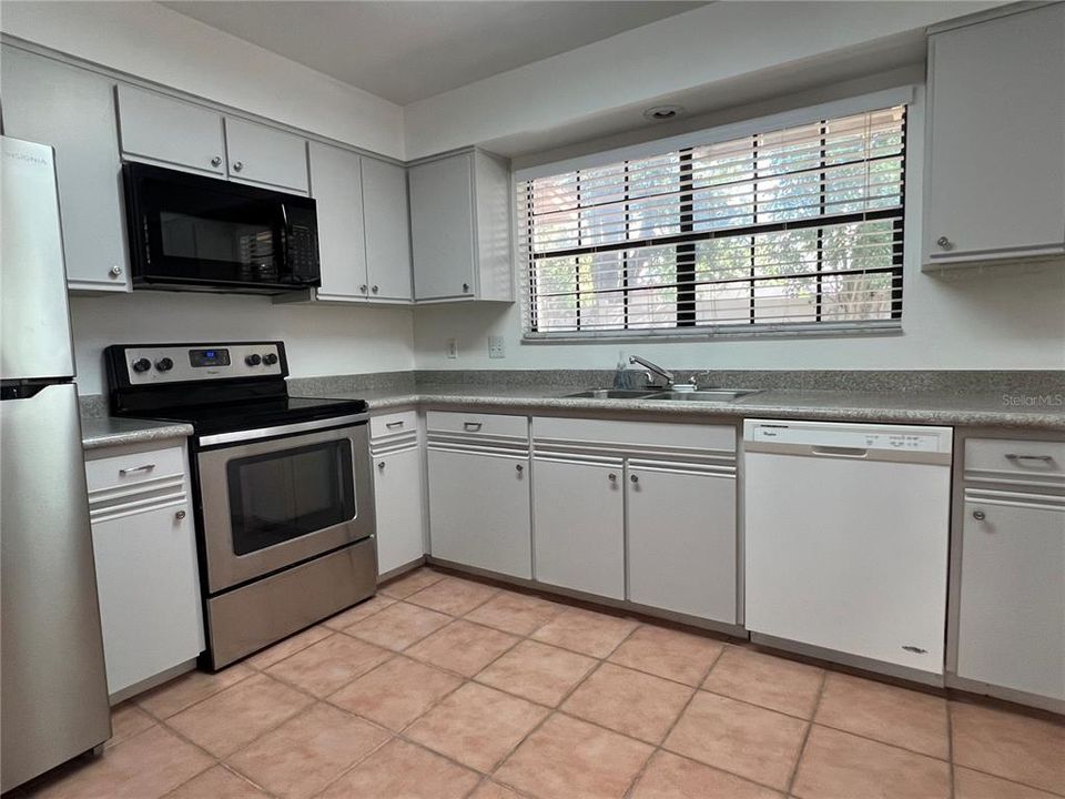For Sale: $297,000 (2 beds, 2 baths, 1418 Square Feet)