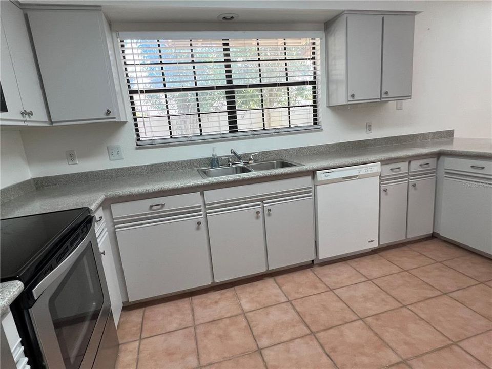 For Sale: $297,000 (2 beds, 2 baths, 1418 Square Feet)