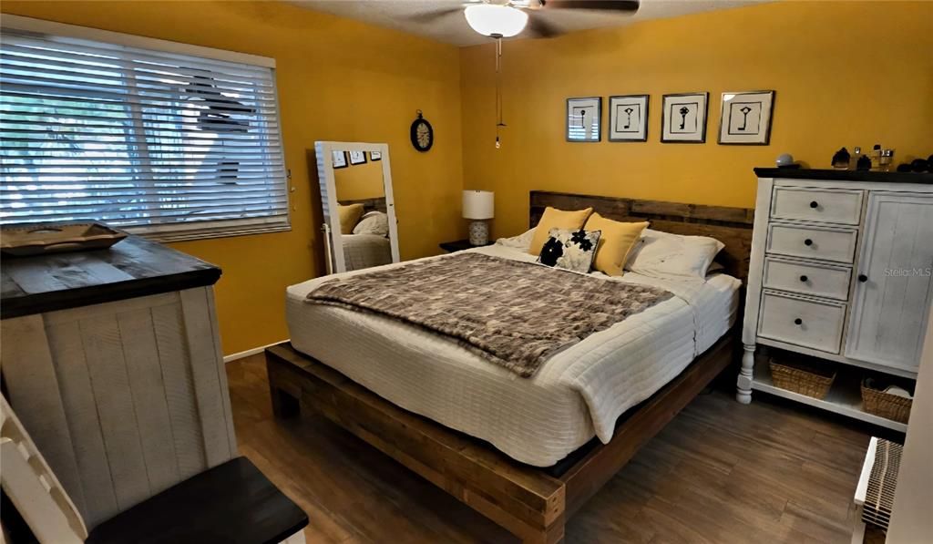 For Sale: $279,900 (2 beds, 2 baths, 965 Square Feet)