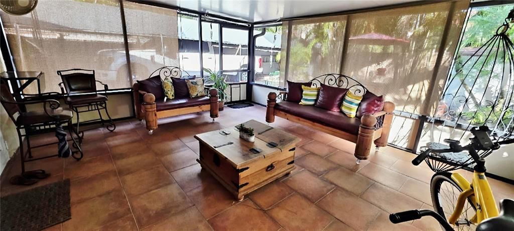 For Sale: $279,900 (2 beds, 2 baths, 965 Square Feet)