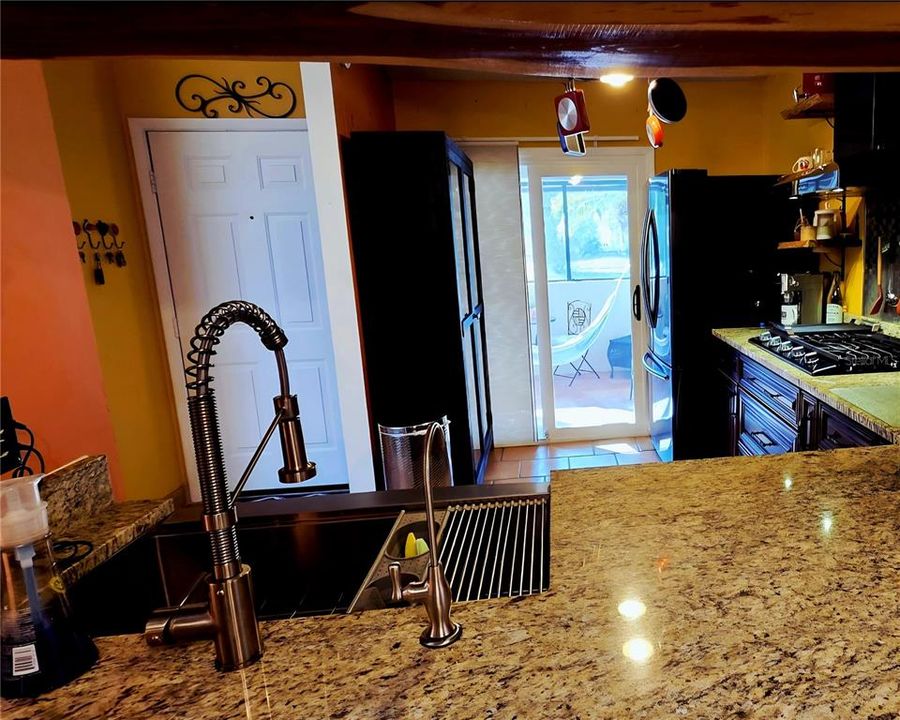 For Sale: $279,900 (2 beds, 2 baths, 965 Square Feet)