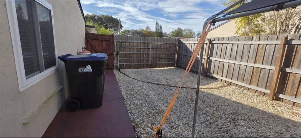 For Sale: $279,900 (2 beds, 2 baths, 965 Square Feet)