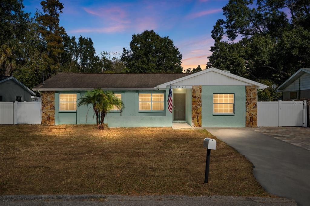 待售: $399,900 (4 贝兹, 2 浴室, 1461 平方英尺)