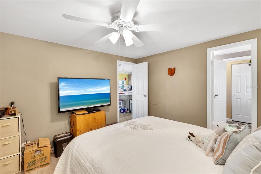 待售: $199,000 (2 贝兹, 2 浴室, 1373 平方英尺)