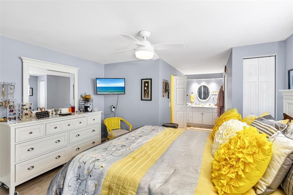 待售: $199,000 (2 贝兹, 2 浴室, 1373 平方英尺)