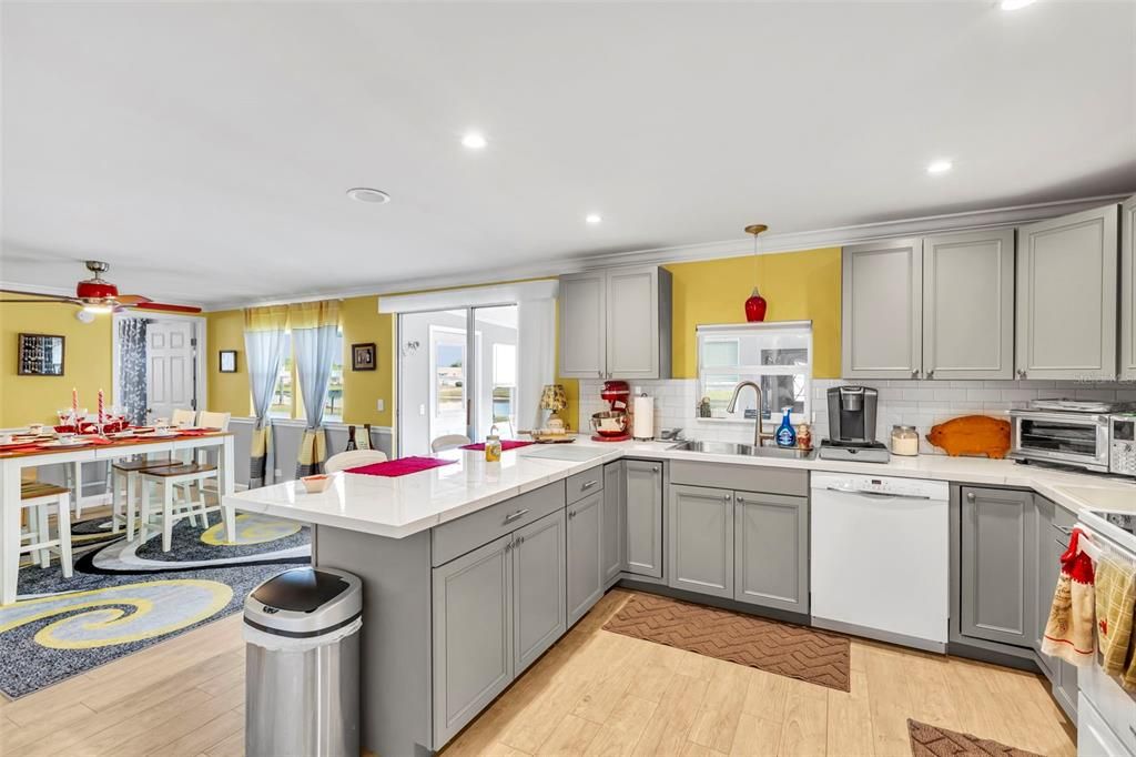 待售: $199,000 (2 贝兹, 2 浴室, 1373 平方英尺)