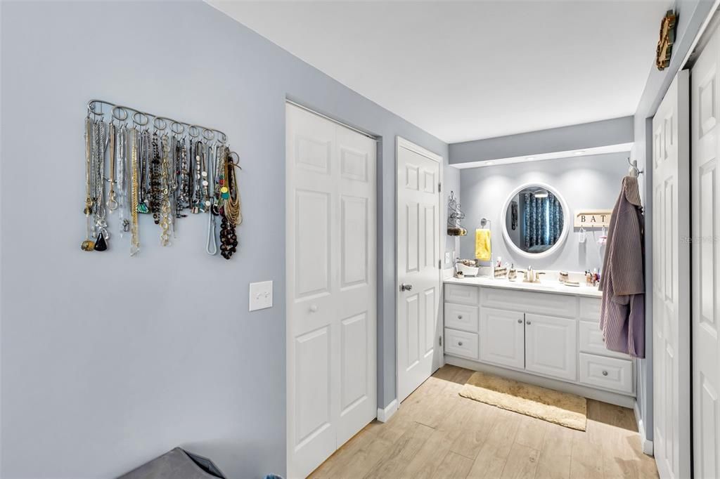 待售: $199,000 (2 贝兹, 2 浴室, 1373 平方英尺)