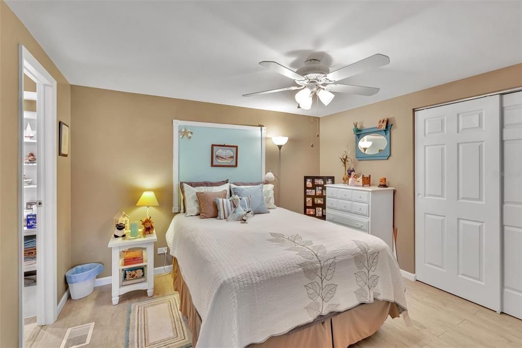 待售: $199,000 (2 贝兹, 2 浴室, 1373 平方英尺)