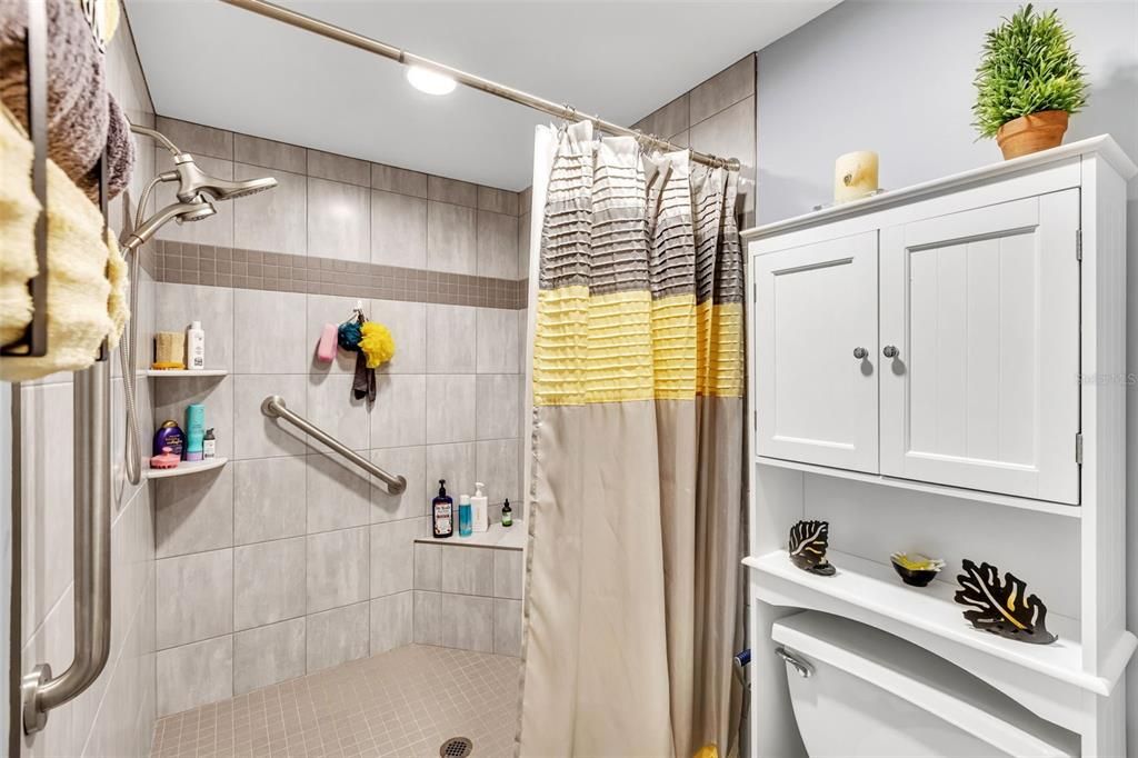 待售: $199,000 (2 贝兹, 2 浴室, 1373 平方英尺)