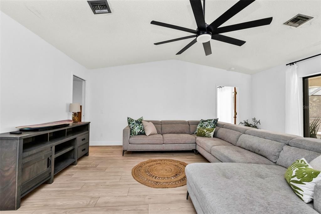 На продажу: $379,000 (3 спален, 2 ванн, 1588 Квадратных фут)