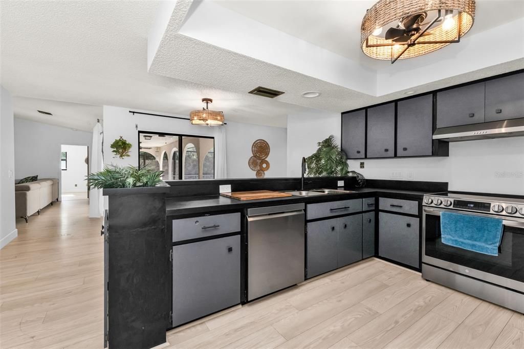 На продажу: $379,000 (3 спален, 2 ванн, 1588 Квадратных фут)