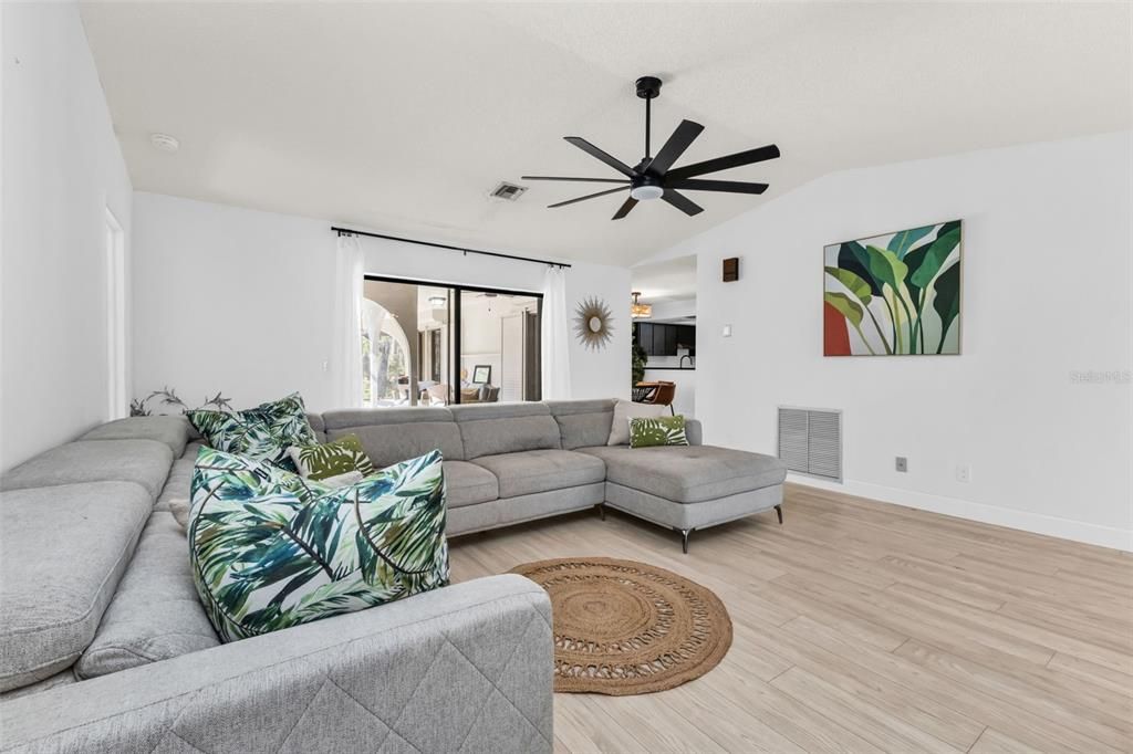 На продажу: $379,000 (3 спален, 2 ванн, 1588 Квадратных фут)