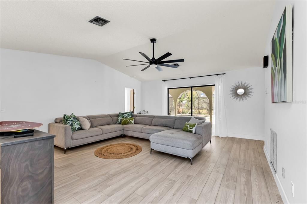 На продажу: $379,000 (3 спален, 2 ванн, 1588 Квадратных фут)