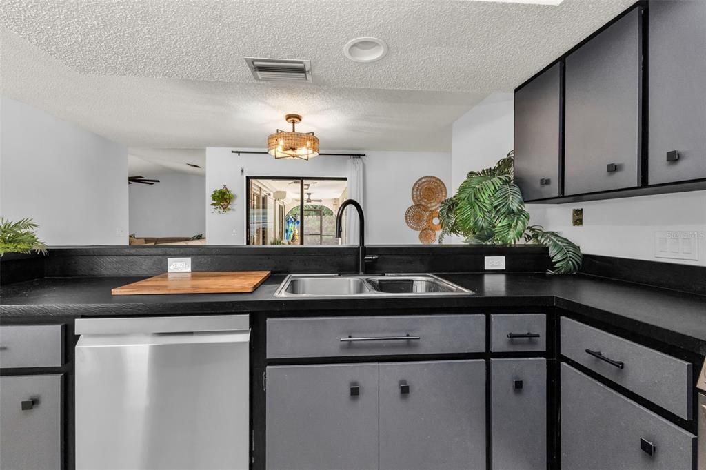 На продажу: $379,000 (3 спален, 2 ванн, 1588 Квадратных фут)