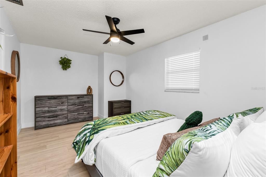 На продажу: $379,000 (3 спален, 2 ванн, 1588 Квадратных фут)