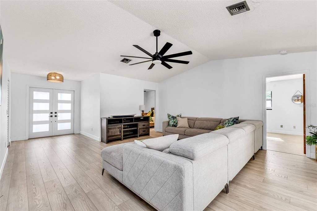 На продажу: $379,000 (3 спален, 2 ванн, 1588 Квадратных фут)