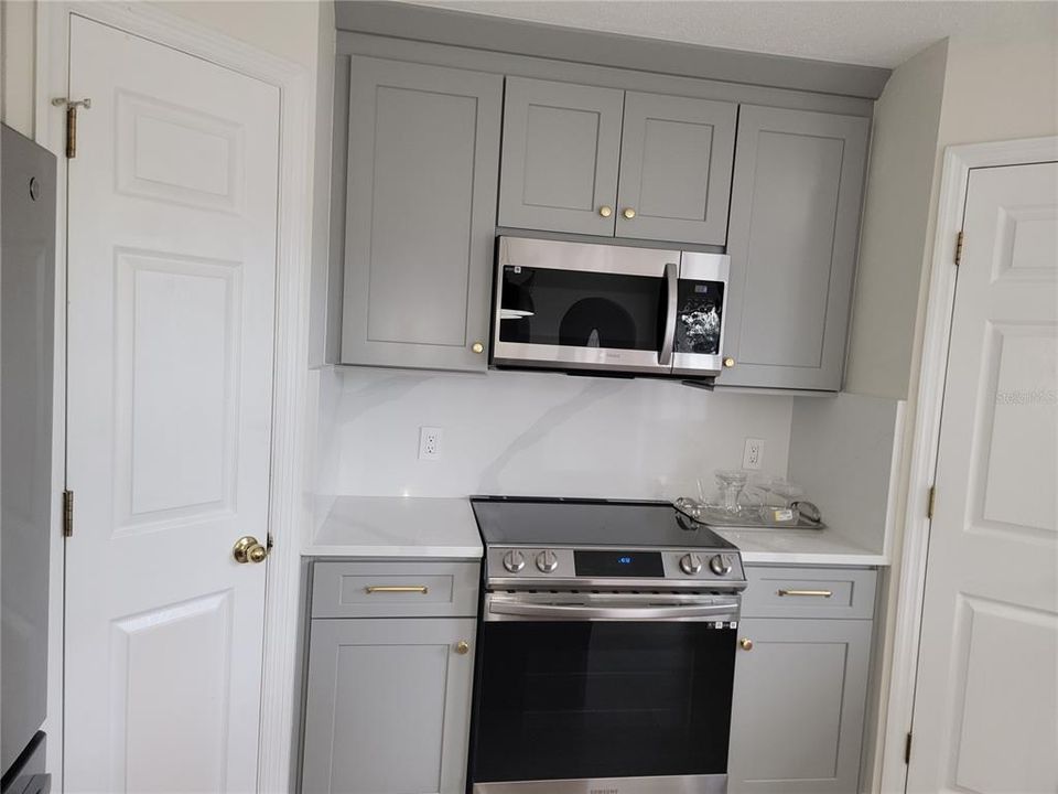 На продажу: $400,000 (4 спален, 2 ванн, 2215 Квадратных фут)