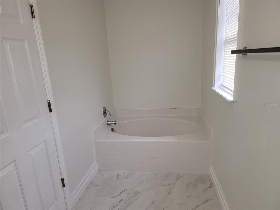 На продажу: $400,000 (4 спален, 2 ванн, 2215 Квадратных фут)