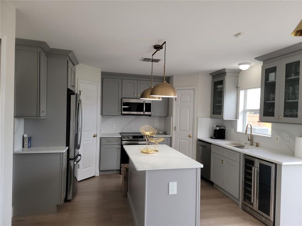 На продажу: $400,000 (4 спален, 2 ванн, 2215 Квадратных фут)