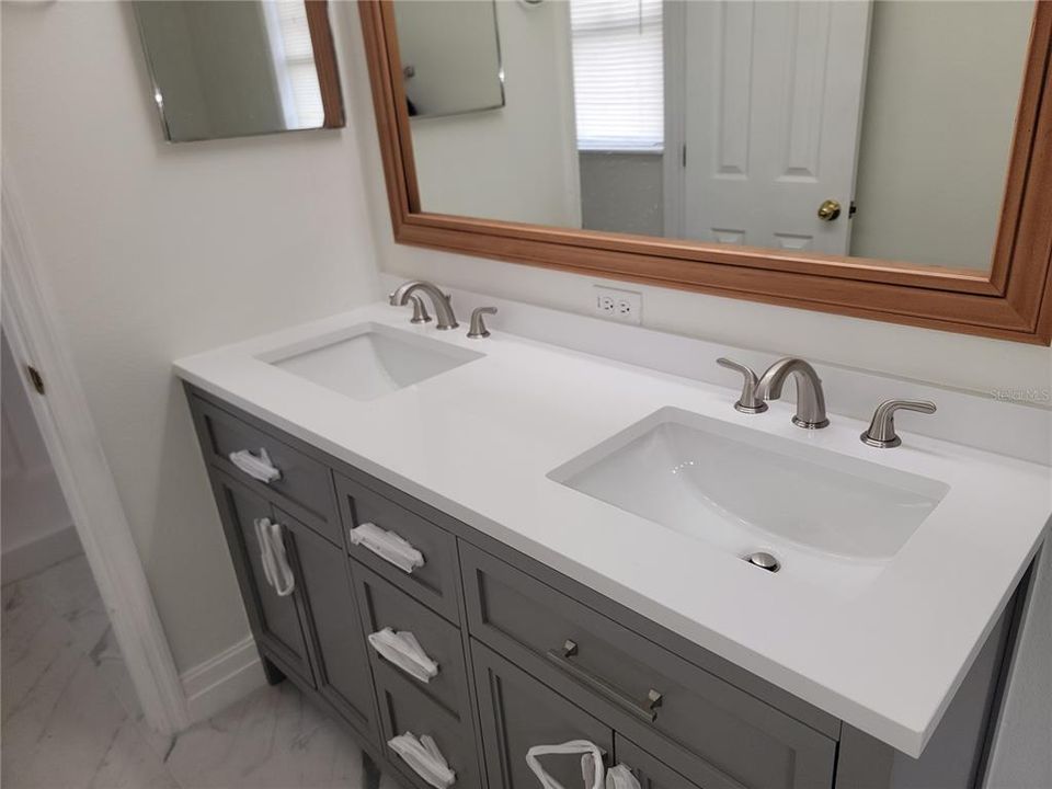 На продажу: $400,000 (4 спален, 2 ванн, 2215 Квадратных фут)