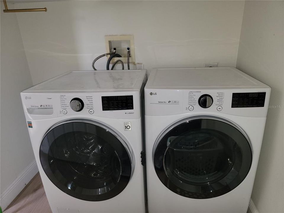 На продажу: $400,000 (4 спален, 2 ванн, 2215 Квадратных фут)