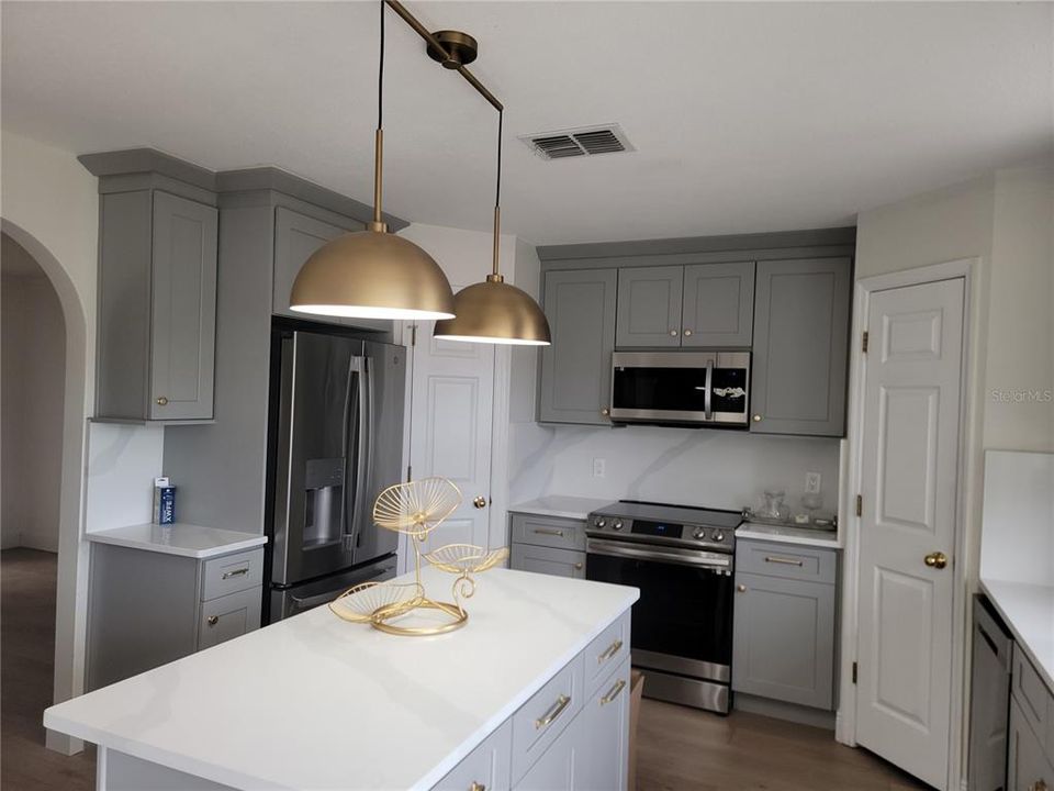 На продажу: $400,000 (4 спален, 2 ванн, 2215 Квадратных фут)