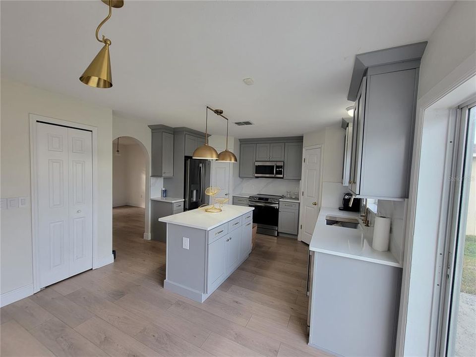 На продажу: $400,000 (4 спален, 2 ванн, 2215 Квадратных фут)