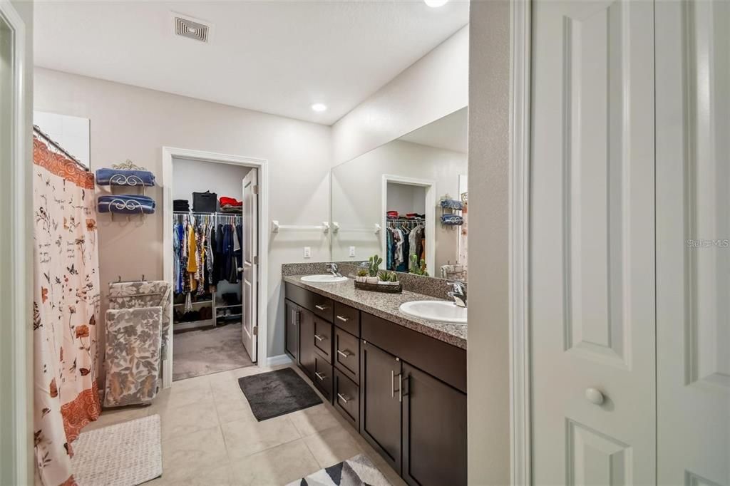 For Rent: $3,400 (5 beds, 2 baths, 2949 Square Feet)