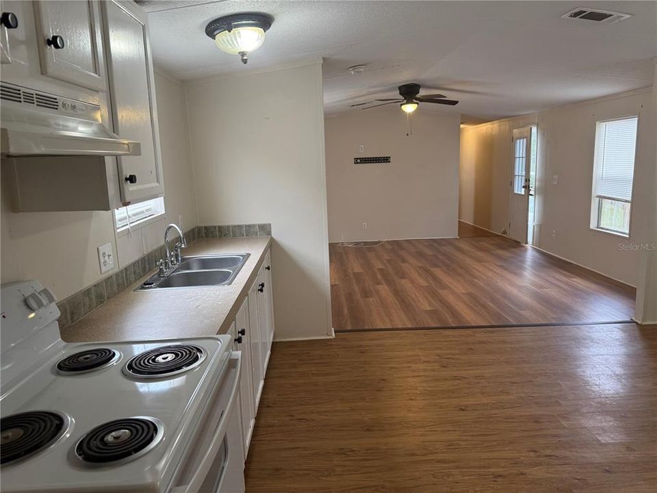 For Sale: $149,000 (3 beds, 2 baths, 1216 Square Feet)