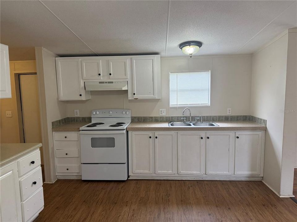 For Sale: $149,000 (3 beds, 2 baths, 1216 Square Feet)