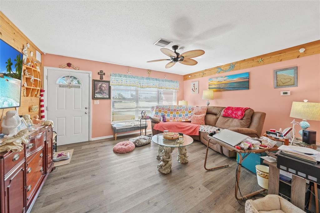 For Sale: $219,900 (2 beds, 1 baths, 1351 Square Feet)