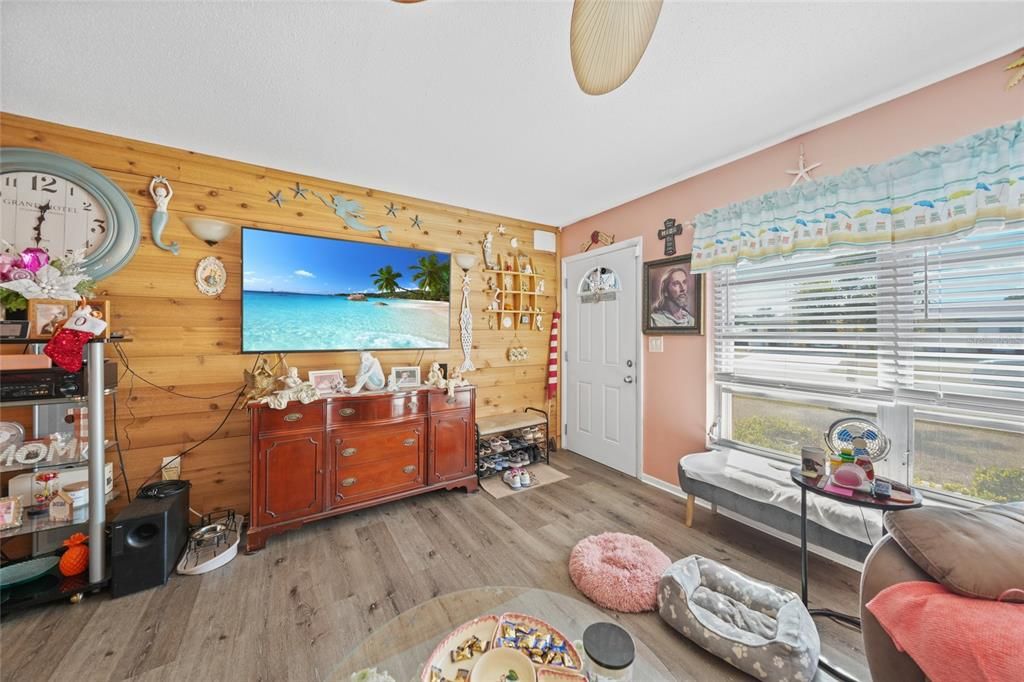 For Sale: $219,900 (2 beds, 1 baths, 1351 Square Feet)