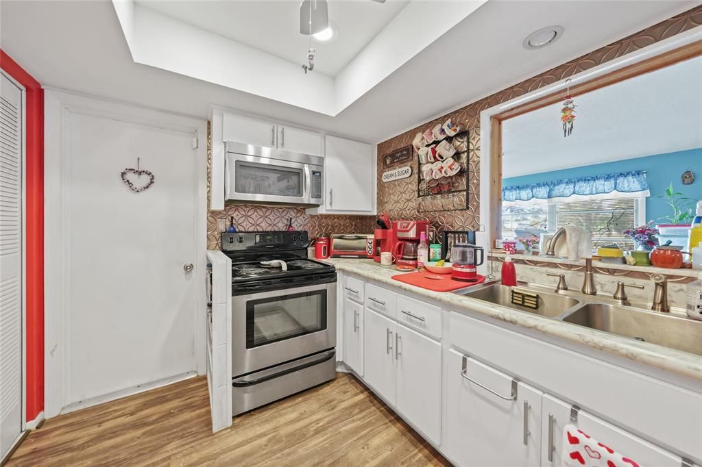 For Sale: $219,900 (2 beds, 1 baths, 1351 Square Feet)