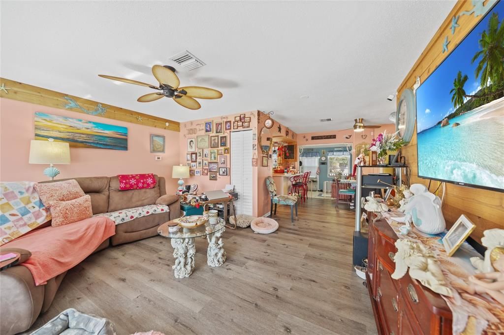 For Sale: $219,900 (2 beds, 1 baths, 1351 Square Feet)